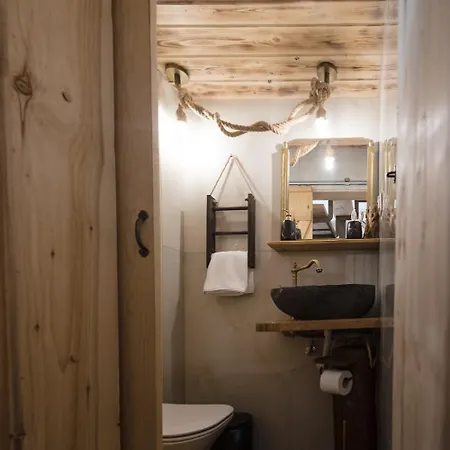 Vakantiehuis Wooden Oasis In Center